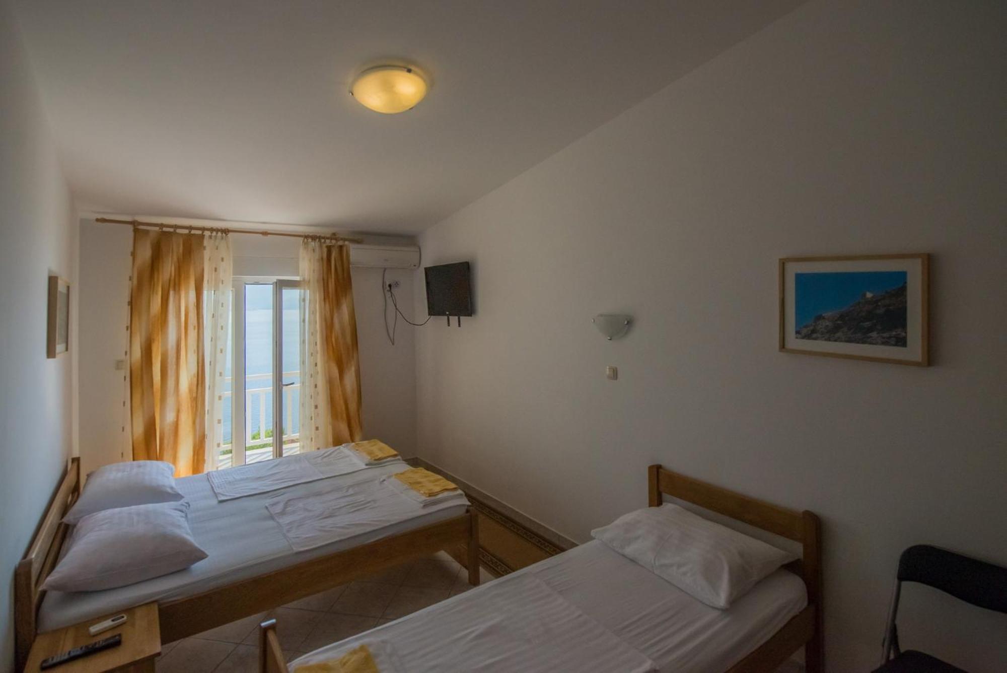 Bed And Breakfast Pero 3 Min Walk To The Beach Lokva Rogoznica Exterior photo