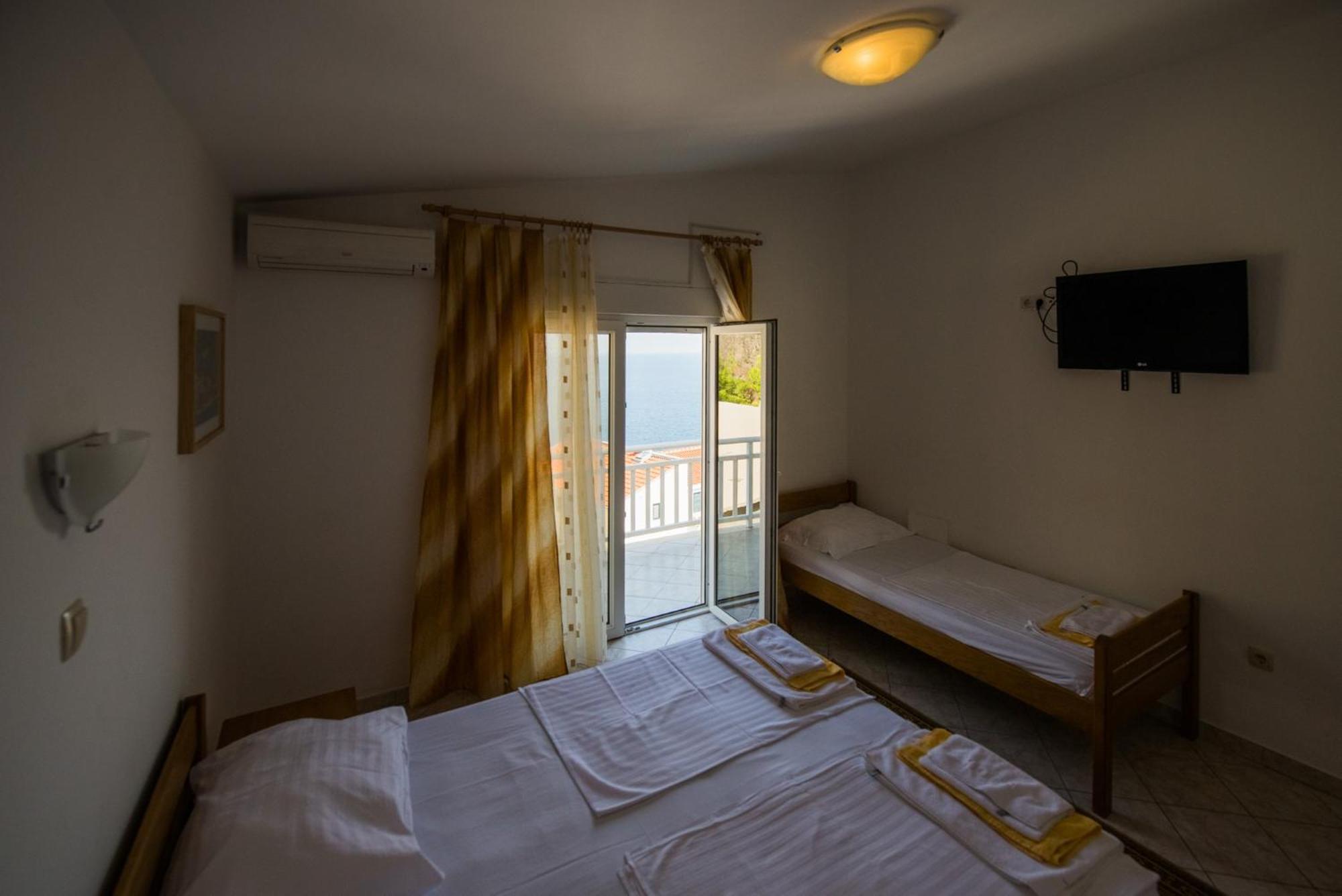Bed And Breakfast Pero 3 Min Walk To The Beach Lokva Rogoznica Exterior photo