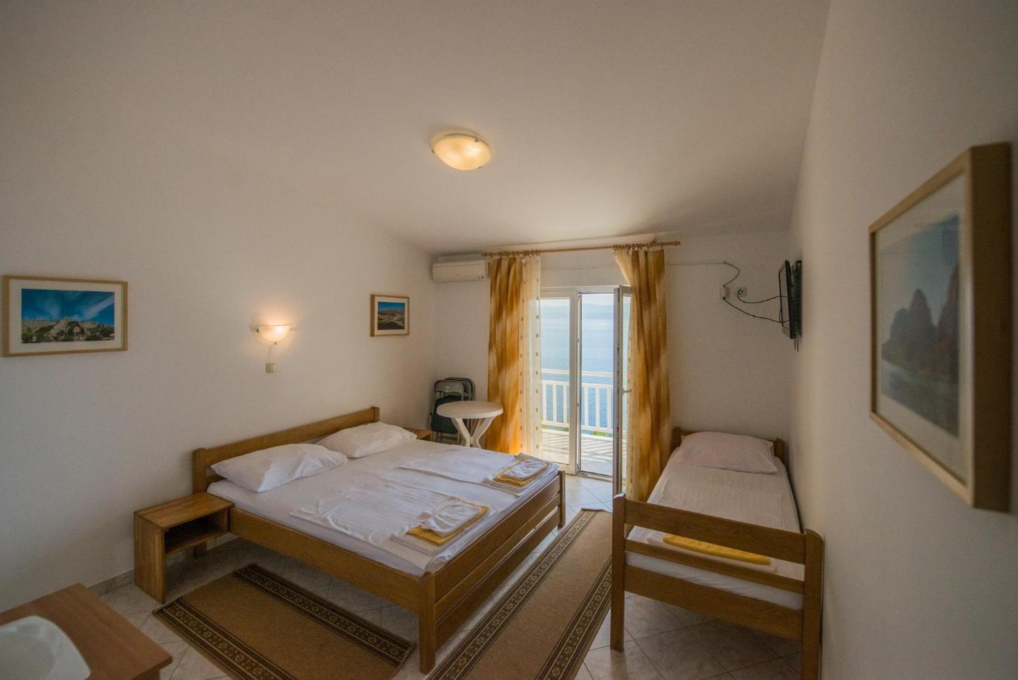 Bed And Breakfast Pero 3 Min Walk To The Beach Lokva Rogoznica Exterior photo