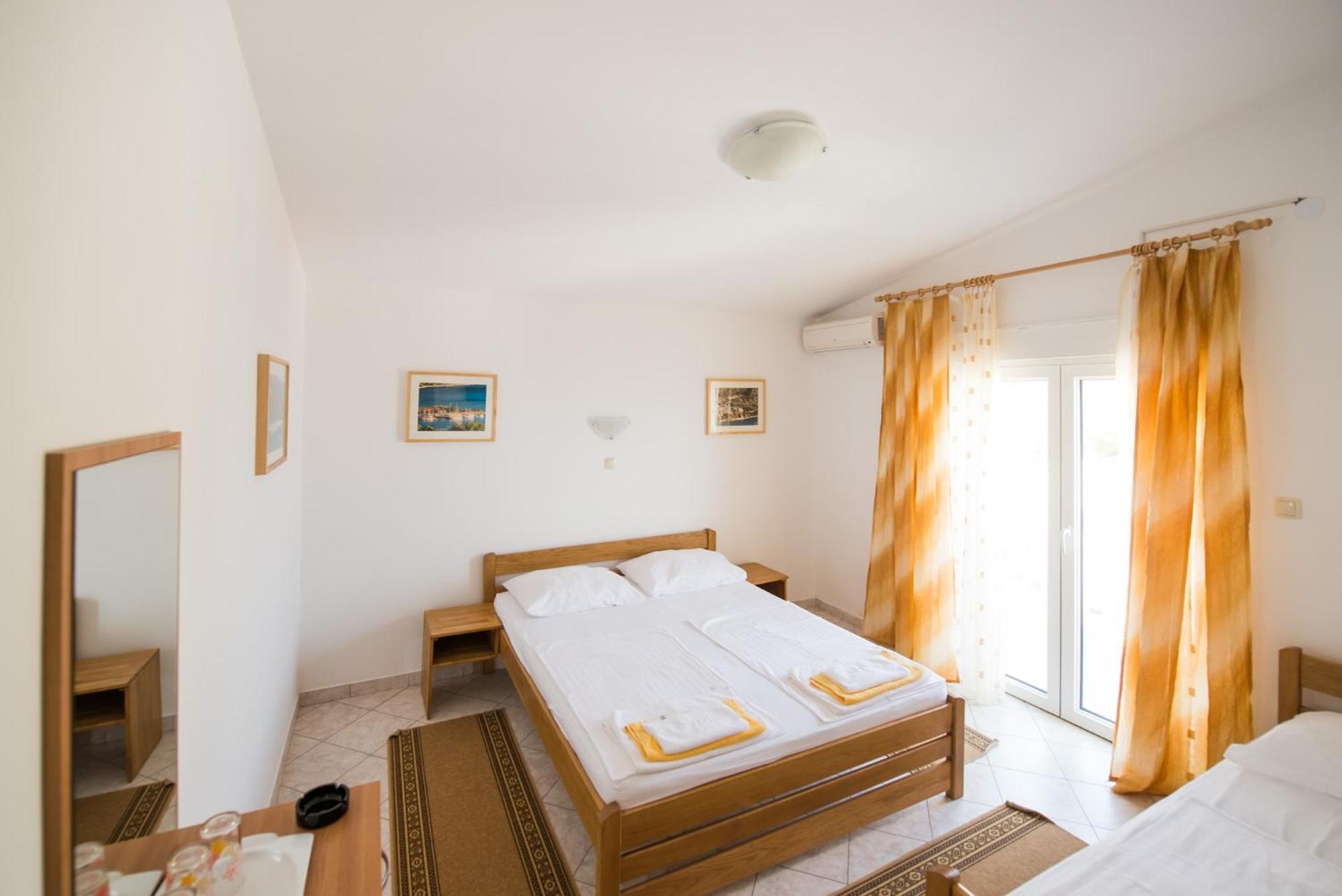 Bed And Breakfast Pero 3 Min Walk To The Beach Lokva Rogoznica Exterior photo