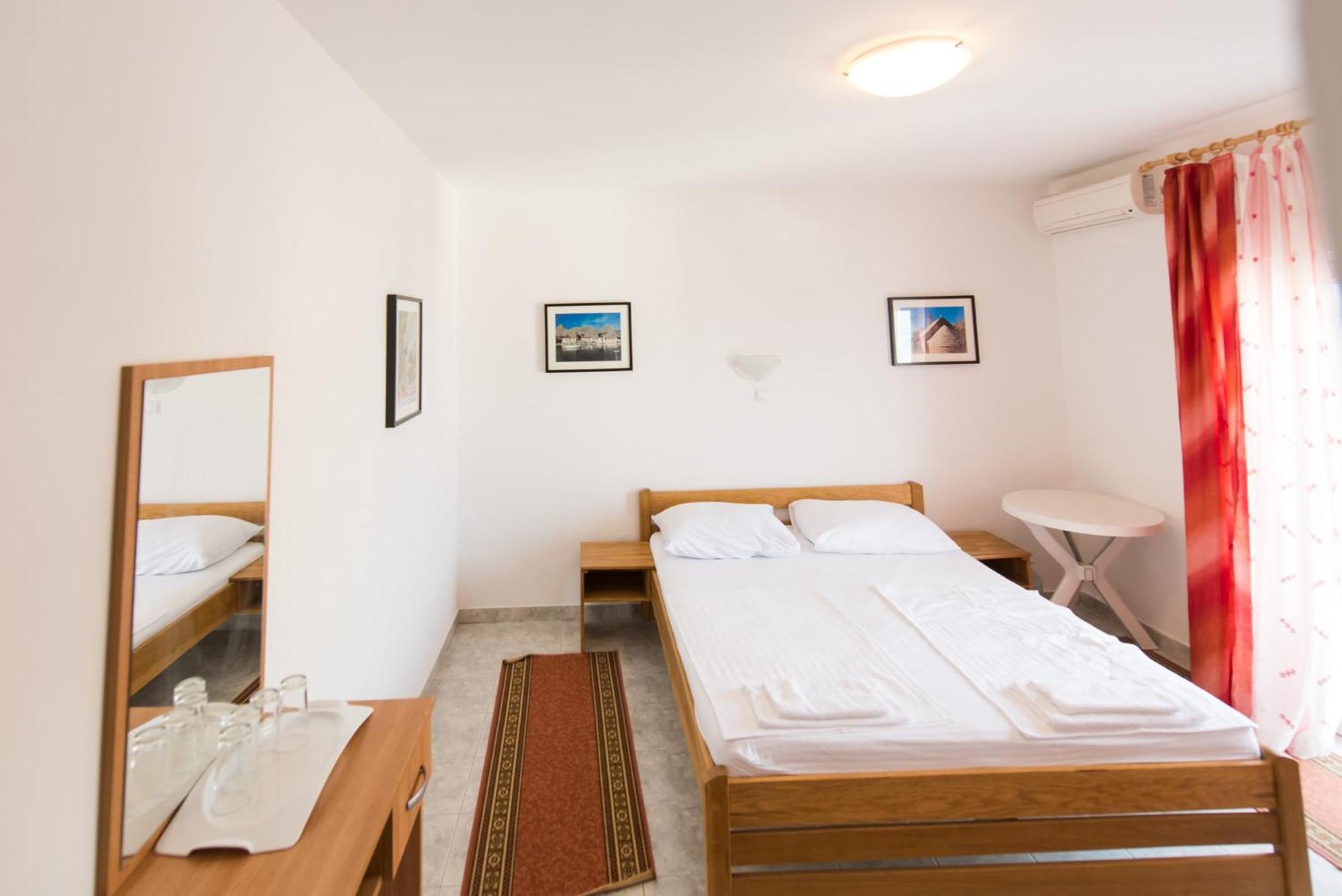 Bed And Breakfast Pero 3 Min Walk To The Beach Lokva Rogoznica Exterior photo